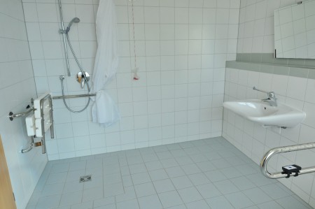 1 behindertengerechtes Zimmer mit extra großem Bad